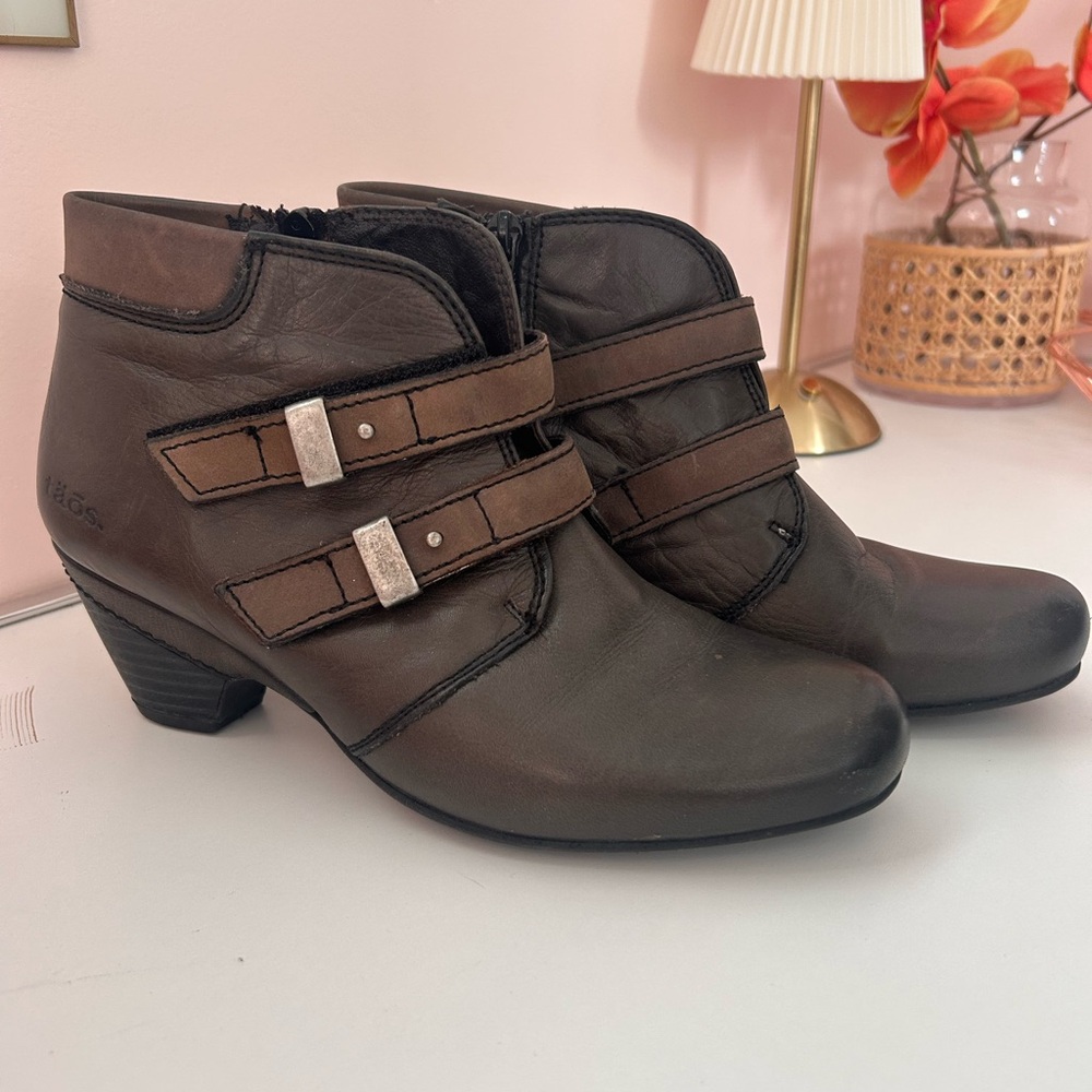 Taos Footwear Alto Boot, a stylish functional ankle bootie. Dark Grey